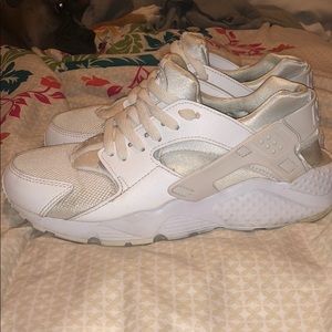 White Nike Huaraches